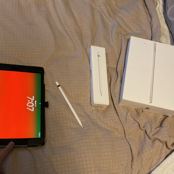 I’m showing an iPad ninth generation, Apple Pencil and Nintendo switch - Picture 2 of 2